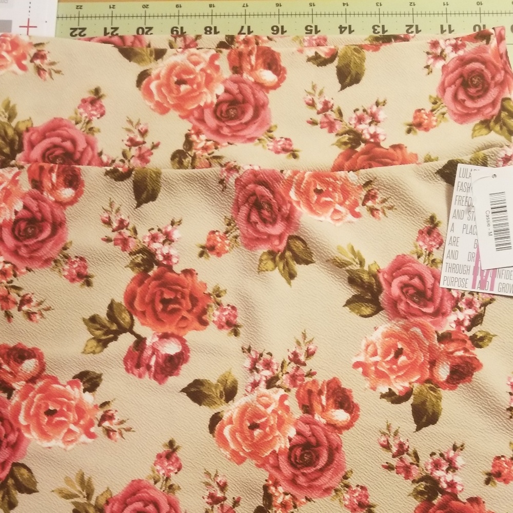 NWT Medium Lularoe Cassie